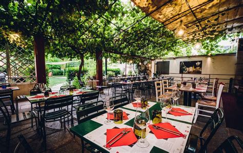 Ecco alcuni dei ristoranti per la categoria "All'aperto" più conosciuti a Prato dove mangiare con gli amici secondo gli utenti di TheFork: Plantago natural wine bar & shop, con una valutazione di 9.2. Operà Art Restaurant, con una valutazione di 8.9. Big Easy Cocktail House, con una valutazione di 8.6.